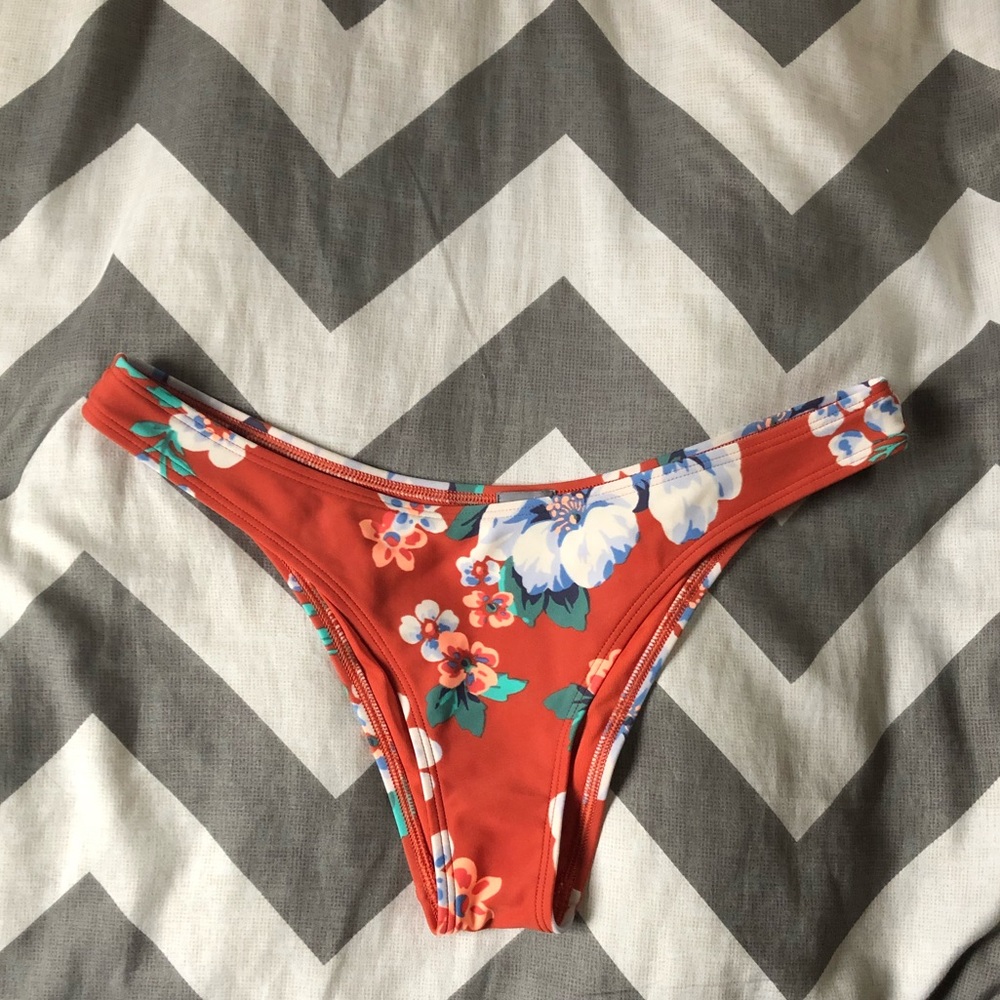 Super cute low rise swim bottoms